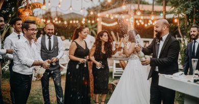 Jak ubierać się na wesele, jako gość: stylizacje, które zrobią wrażenie