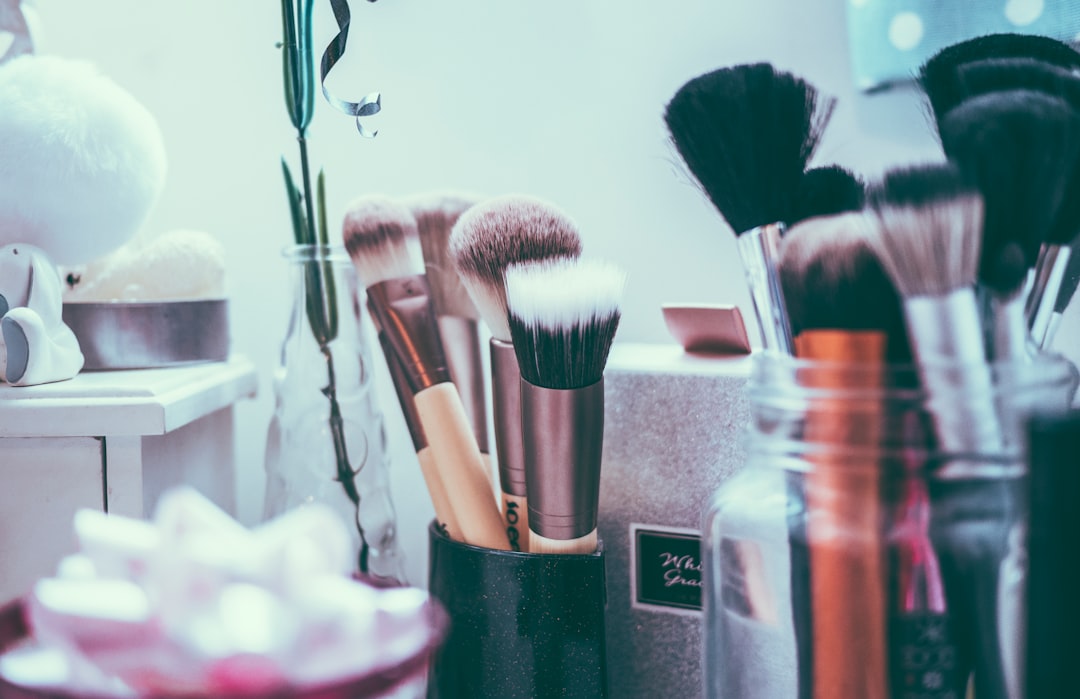 Wprowadzenie do makijażu permanentnego: zalety i ryzyka