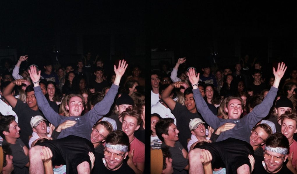 Photo Crowd surfing