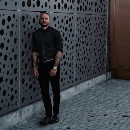 Jak się ubrać na wernisaż? Postaw na styl i elegancję, by zrobić świetne wrażenie!