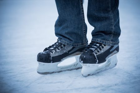 Stylowo i wygodnie na lodowisku – odkryj 4 triki, jak dobrze się ubrać na łyżwy