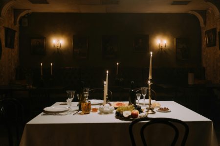 Kolacja w hotelu – klasyczny szyk czy modna nonszalancja?