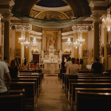 Jak się ubrać do kościoła w niedzielę – styl skromny, ale z charakterem