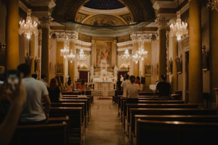 Jak się ubrać do kościoła w niedzielę – styl skromny, ale z charakterem