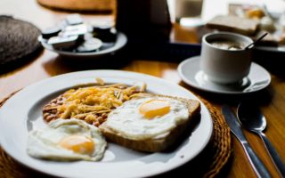 Stylowy poranek w hotelu – co założyć na śniadanie, by czuć się i wyglądać dobrze