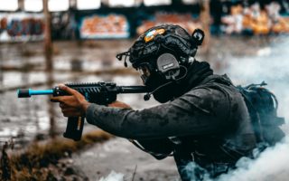 Paintball – jak się ubrać, by wyglądać stylowo i nie wrócić z siniakami?