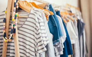 Jak się ubrać z zwykłych ciuchów, by wyglądać modnie? Sekrety stylizacji