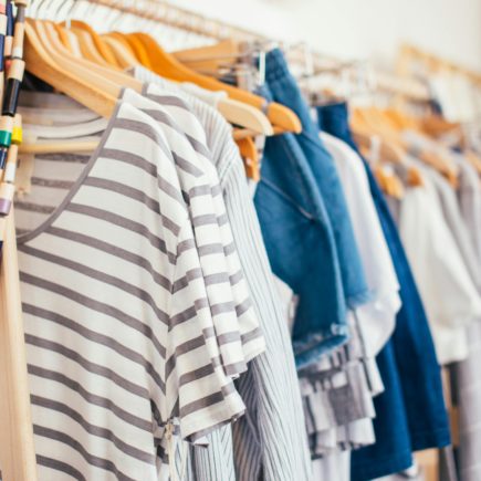 Jak się ubrać z zwykłych ciuchów, by wyglądać modnie? Sekrety stylizacji