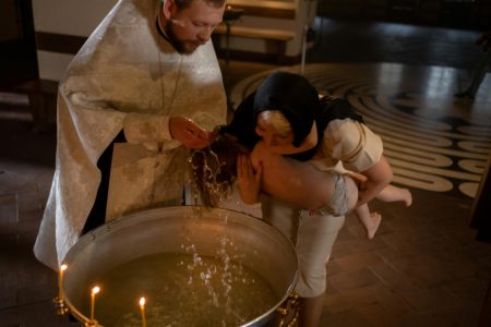 W co się ubrać jako matka chrzestna Odkryj stylizacje idealne na uroczysty dzień