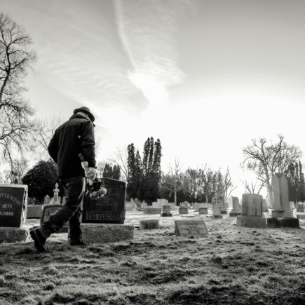 W co ubrać się na cmentarz Sprawdź, jak wyglądać skromnie i z szacunkiem