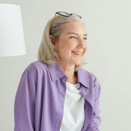 Co pasuje do fioletowego? Sprawdź 5 stylizacji idealnych na codzień