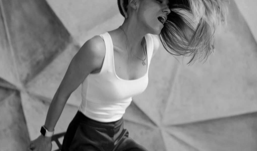 Co pasuje do czarnych spodni damskich? Odkryj inspiracje na 2026