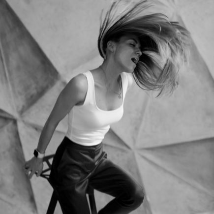 Co pasuje do czarnych spodni damskich? Odkryj inspiracje na 2026