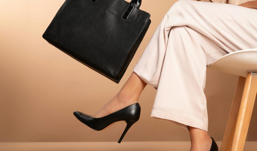 Co pasuje do beżowych spodni? Podpowiadamy top 3 okrycia na chłodne miesiące