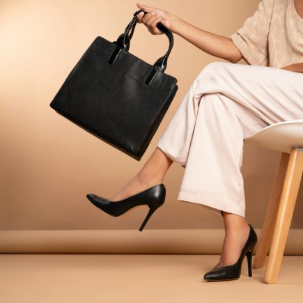 Co pasuje do beżowych spodni? Podpowiadamy top 3 okrycia na chłodne miesiące