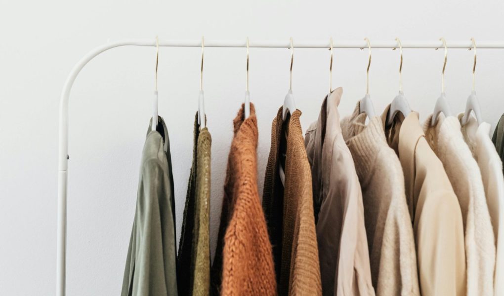 Co pasuje do beżowego? Sprawdź 5 modnych połączeń