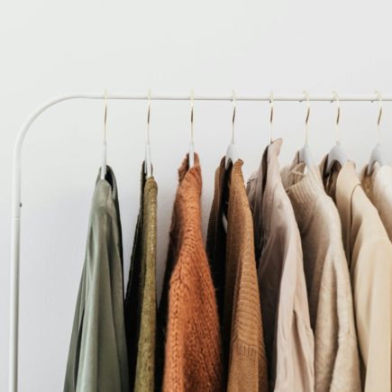 Co pasuje do beżowego? Sprawdź 5 modnych połączeń