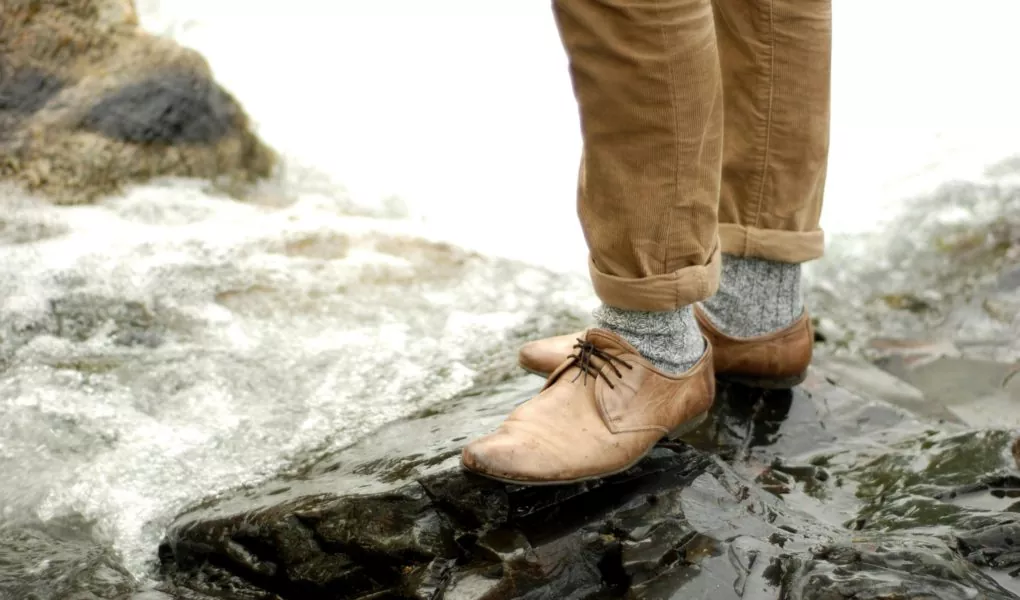 Co pasuje do brązowych spodni męskich? Poznaj 3 stylowe rozwiązania