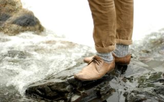 Co pasuje do brązowych spodni męskich? Poznaj 3 stylowe rozwiązania