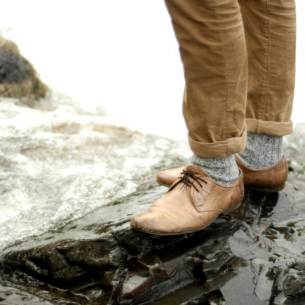 Co pasuje do brązowych spodni męskich? Poznaj 3 stylowe rozwiązania