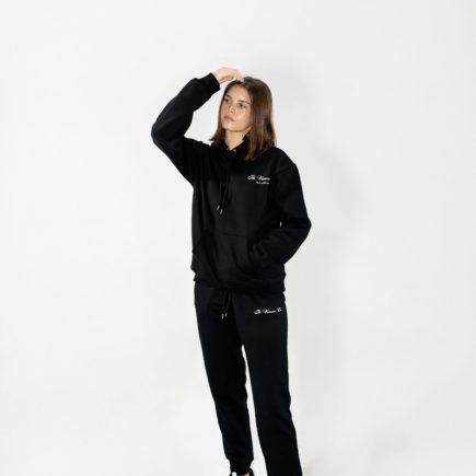 Co pasuje do czarnych dresów? Zobacz 4 pomysły na miejski look