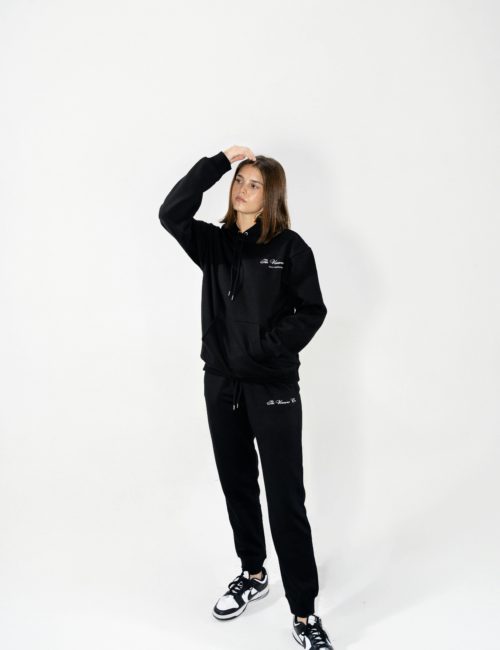 Co pasuje do czarnych dresów? Zobacz 4 pomysły na miejski look