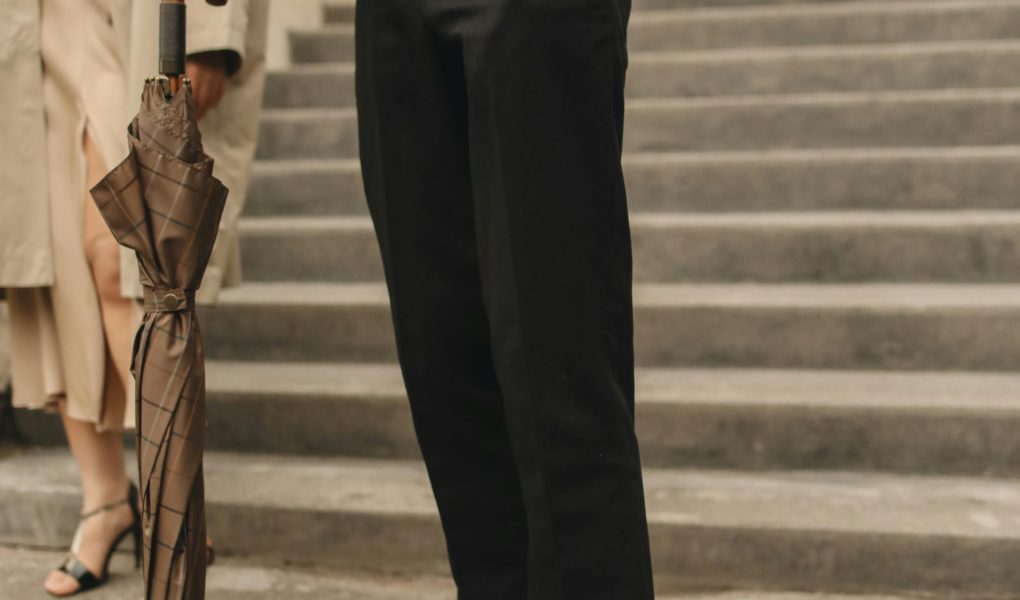 Co pasuje do czarnych spodni męskich? Zobacz 5 pomysłów na styl