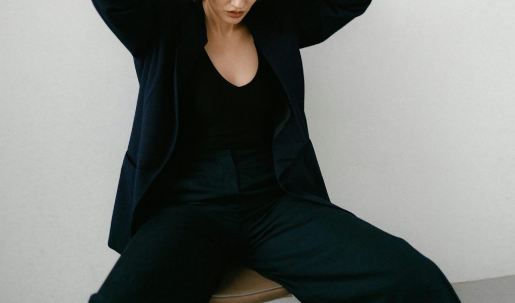 Co pasuje do czarnych spodni? Sprawdź 5 ponadczasowych zestawów