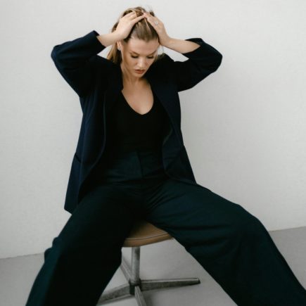 Co pasuje do czarnych spodni? Sprawdź 5 ponadczasowych zestawów