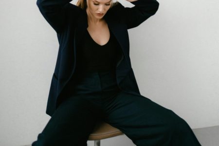 Co pasuje do czarnych spodni? Sprawdź 5 ponadczasowych zestawów