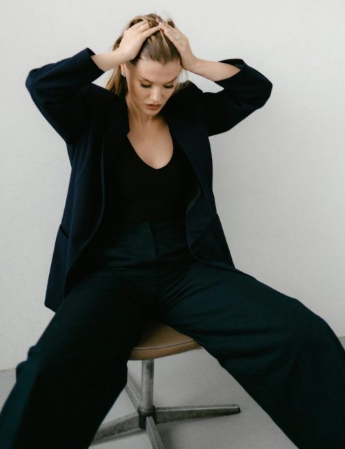 Co pasuje do czarnych spodni? Sprawdź 5 ponadczasowych zestawów