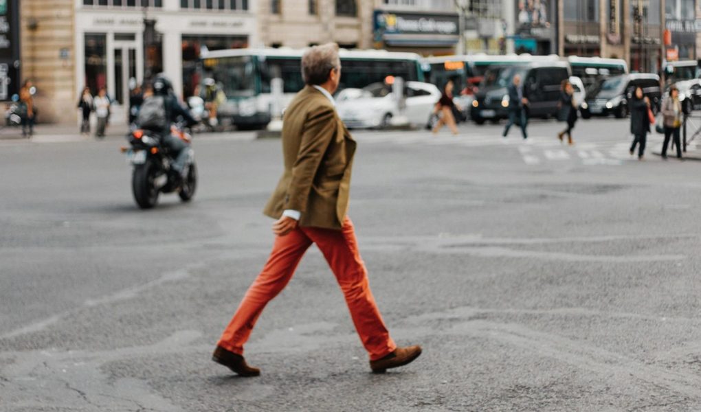 Co pasuje do czerwonych spodni? Sprawdź 4 bezpieczne opcje