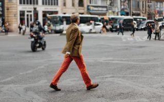 Co pasuje do czerwonych spodni? Sprawdź 4 bezpieczne opcje