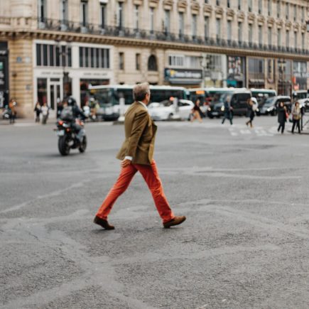 Co pasuje do czerwonych spodni? Sprawdź 4 bezpieczne opcje