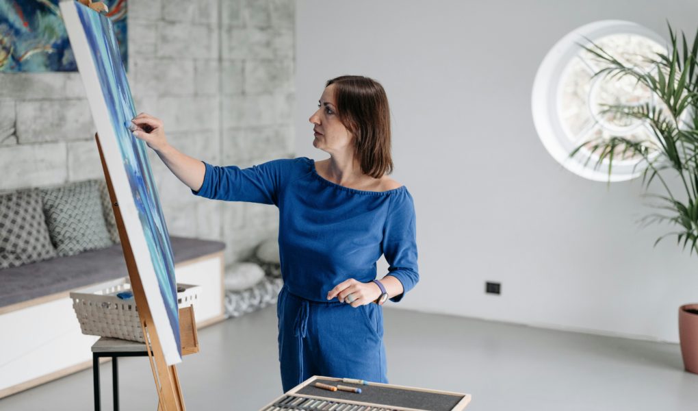 Co pasuje do granatowego? Odkryj 6 najlepszych połączeń kolorów