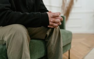 Co pasuje do koloru khaki? Zobacz 6 uniwersalnych propozycji