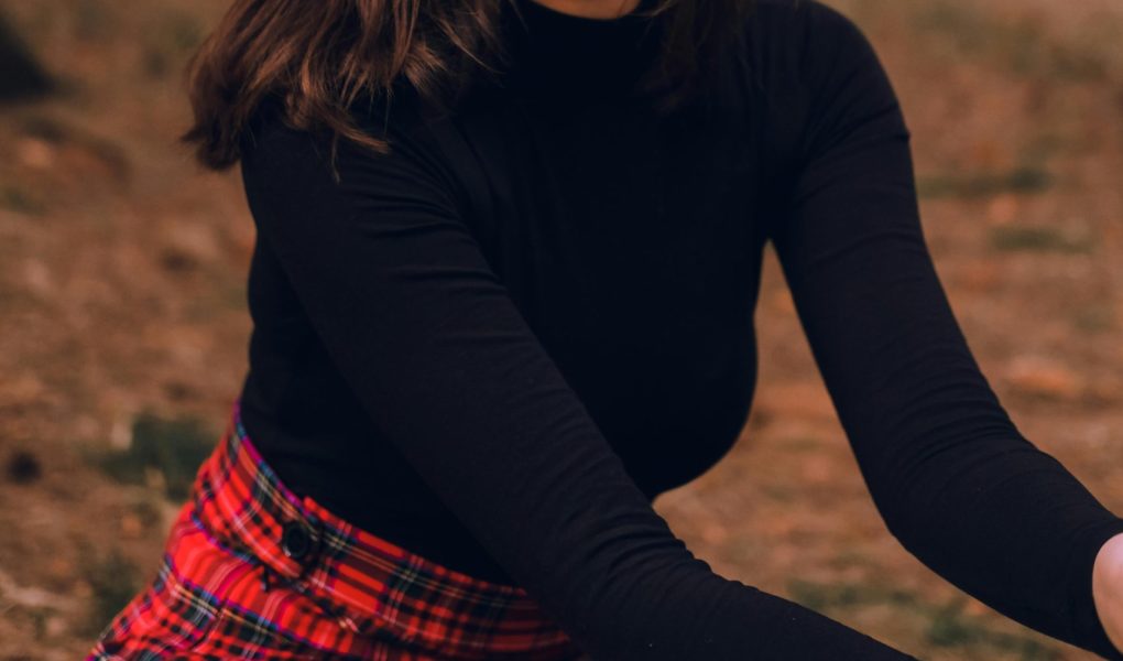 Co pasuje do spódnicy w kratkę? Poznaj 6 gotowych stylizacji