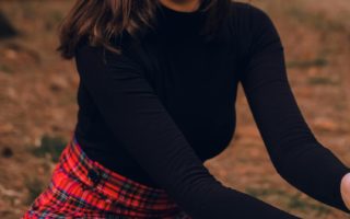 Co pasuje do spódnicy w kratkę? Poznaj 6 gotowych stylizacji