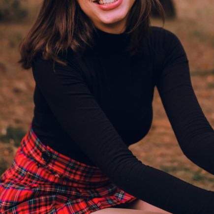 Co pasuje do spódnicy w kratkę? Poznaj 6 gotowych stylizacji