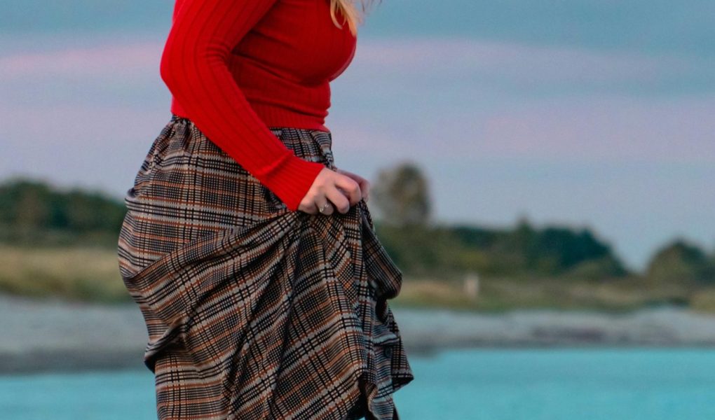 Co pasuje do spódniczki w kratkę? Zobacz 3 inspiracje na różne okazje