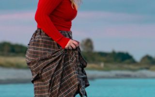 Co pasuje do spódniczki w kratkę? Zobacz 3 inspiracje na różne okazje