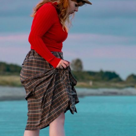 Co pasuje do spódniczki w kratkę? Zobacz 3 inspiracje na różne okazje