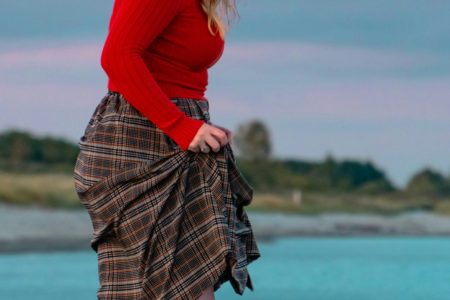 Co pasuje do spódniczki w kratkę? Zobacz 3 inspiracje na różne okazje
