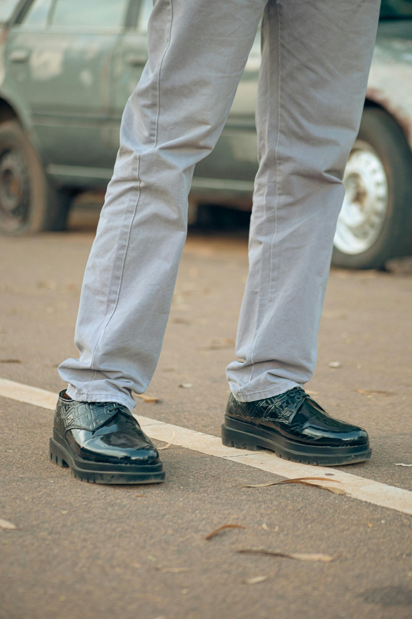 Co pasuje do szarych spodni męskich? Poznaj 4 sprawdzone zestawy