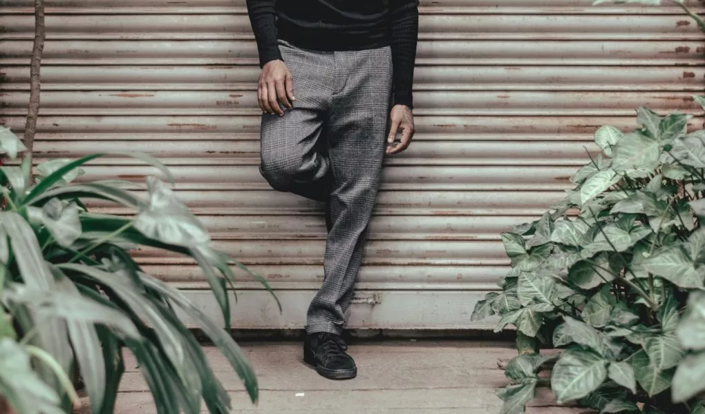 Co pasuje do szarych spodni męskich? Poznaj 4 sprawdzone zestawy