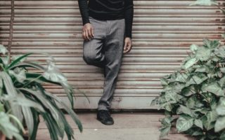 Co pasuje do szarych spodni męskich? Poznaj 4 sprawdzone zestawy