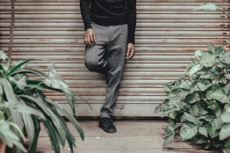 Co pasuje do szarych spodni męskich? Poznaj 4 sprawdzone zestawy