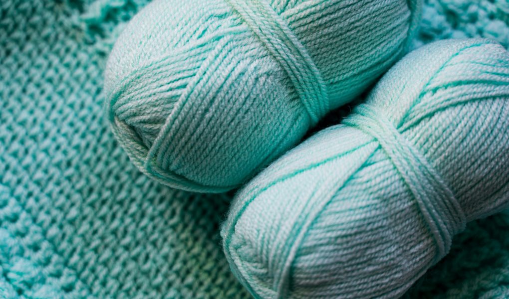 Co pasuje do turkusu? Odkryj 4 stylowe kombinacje