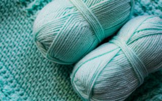 Co pasuje do turkusu? Odkryj 4 stylowe kombinacje