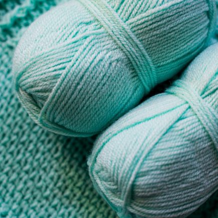 Co pasuje do turkusu? Odkryj 4 stylowe kombinacje